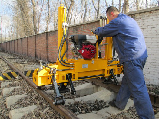 YQBJ-300x125型(xíng)高行程液壓起(qi)撥道機