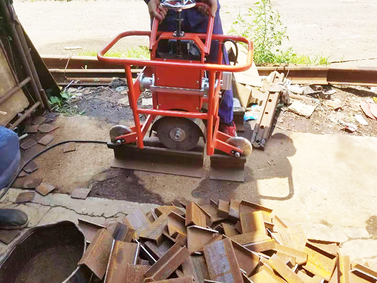 FMG-3.0型内燃(ran)槽型軌(guǐ)仿形打(da)磨機